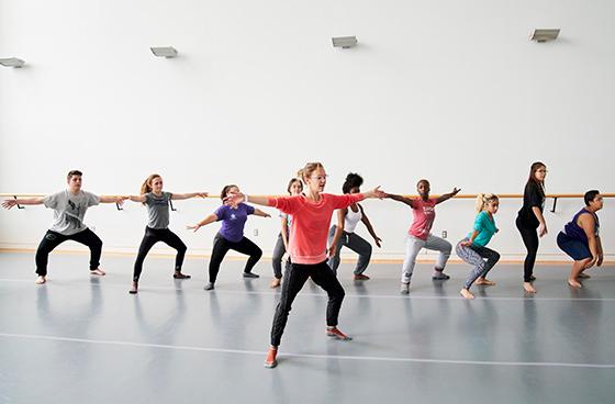 dance class in the studio. 学生们在平衡杆上跟随教练的动作.